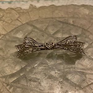 Antique Art Deco White Gold pin with diamond and filigree lattice work
